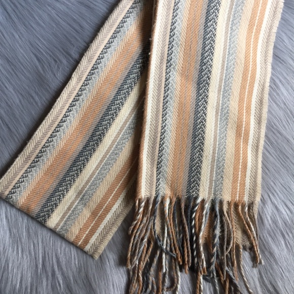Cream & gray woven scarf with linear print - Picture 2 of 3